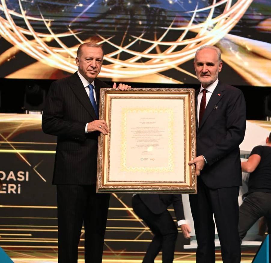 Konuşmaların ardından İstanbul Ticaret Odası Başkanı Şekib Avdagiç, Cumhurbaşkanı Recep Tayyip Erdoğan'a İstanbul iş dünyası adına Şükran Belgesi takdim etti.