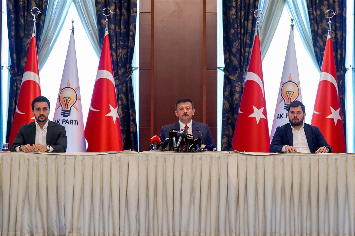 AK Parti Genel Başkan Yardımcısı Hamza Dağ (ortada), parti genel merkezinde basın toplantısı düzenledi.