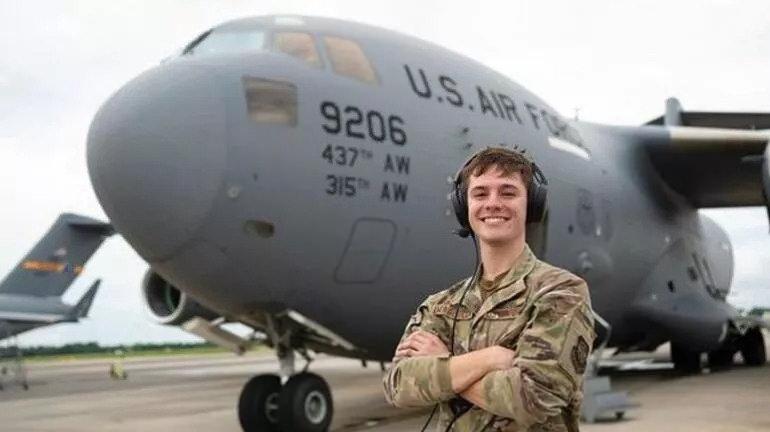 Christian Magliocca, C-17 Globemaster tipi askeri kargo uçağının önünde