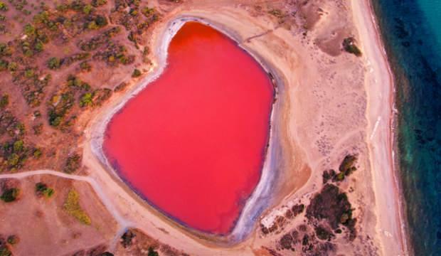 Dünya’da sadece 8 tane var! Çanakkale'deki bu gölün rengini görenler kan zannediyor