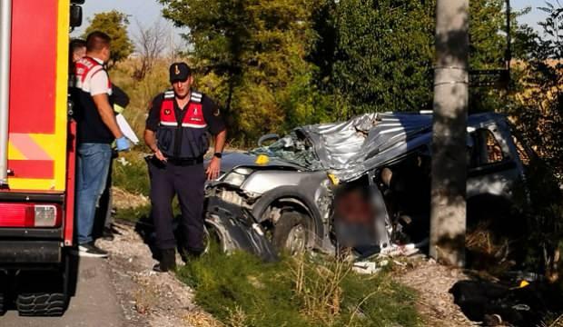 Konya'da korkunç kaza! Hafif ticari araç beton direğe çarptı: 2 ölü 3 yaralı