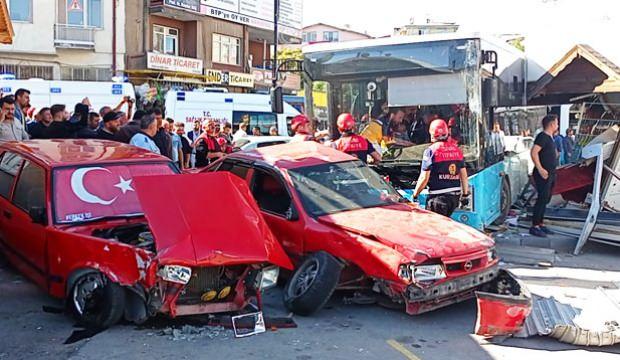Sivas’ta halk otobüsü faciası! Büfeye çarpıp 4 aracı önüne katıp sürükledi: 8 yaralı