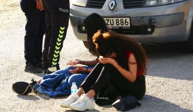Tokat'ta bindikleri minibüsün yaptığı kazada yaralanan iki genç yere uzanıp şoka girdi