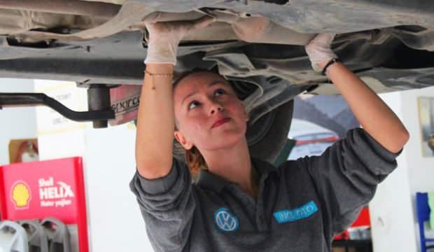 19 yaşındaki kadın oto tamirci 'Eslem Usta' hem bakım yapıyor hem araba tamir ediyor
