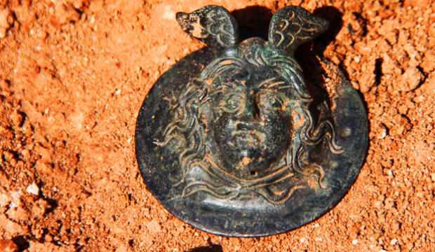 Adıyaman’da tarihi keşif! Roma dönemine ait 1800 yıllık Medusa kabartmalı madalya bulundu