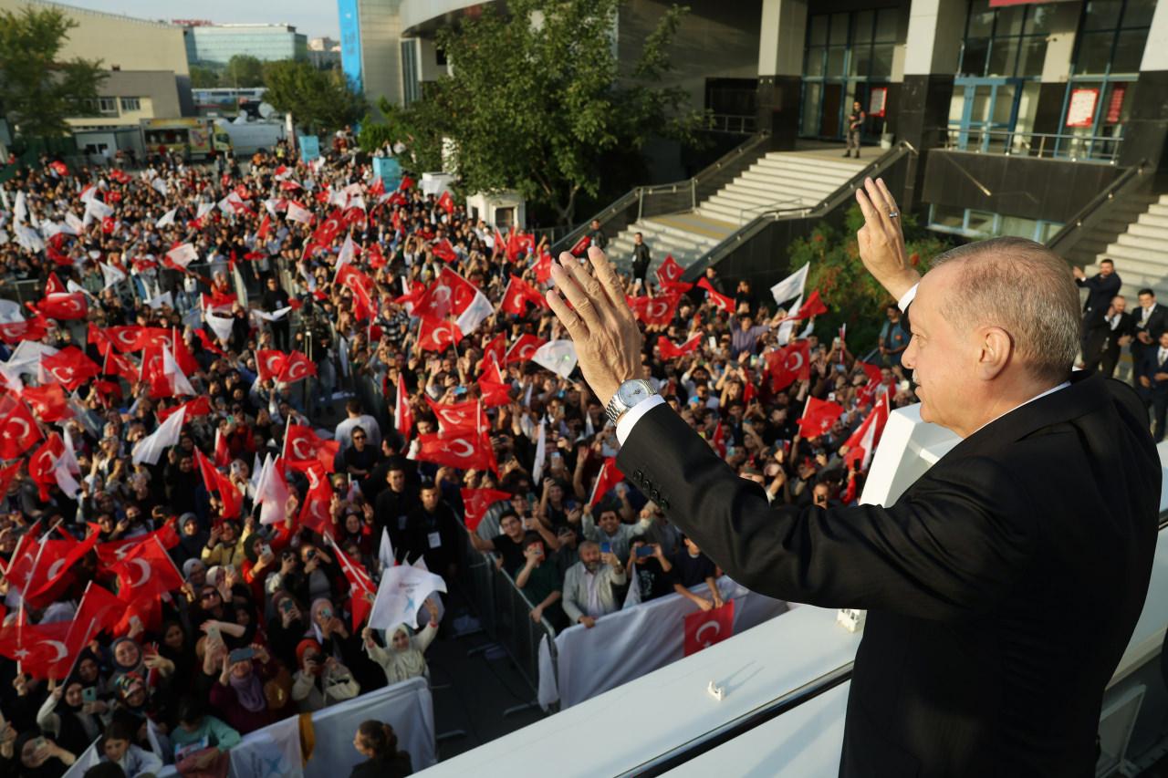 Erdoğan, TÜGVA 5. Olağan Genel Kurulu ve 6. Gençlik Buluşması öncesi salon dışında gençlere hitap etti.