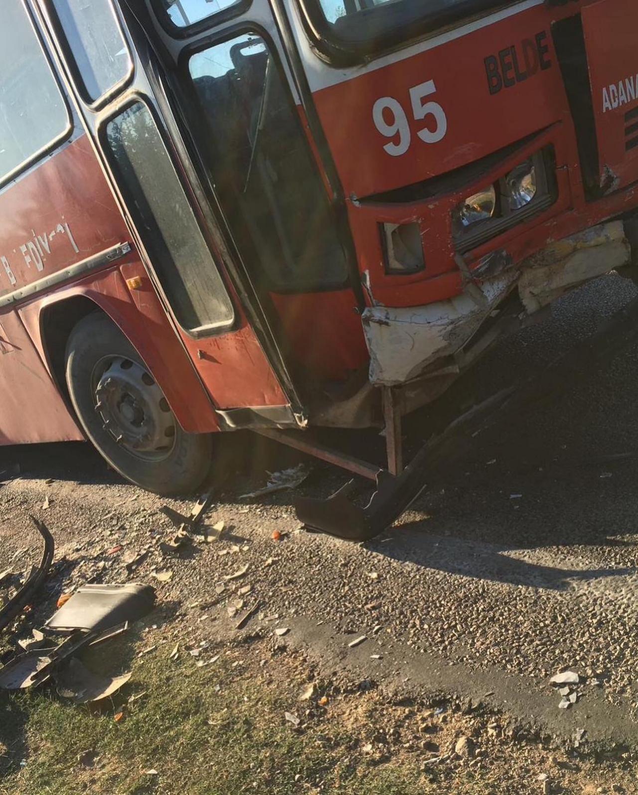Adana'da porsuğa çarpmamak için otomobille kaza yapan belediye otobüsü