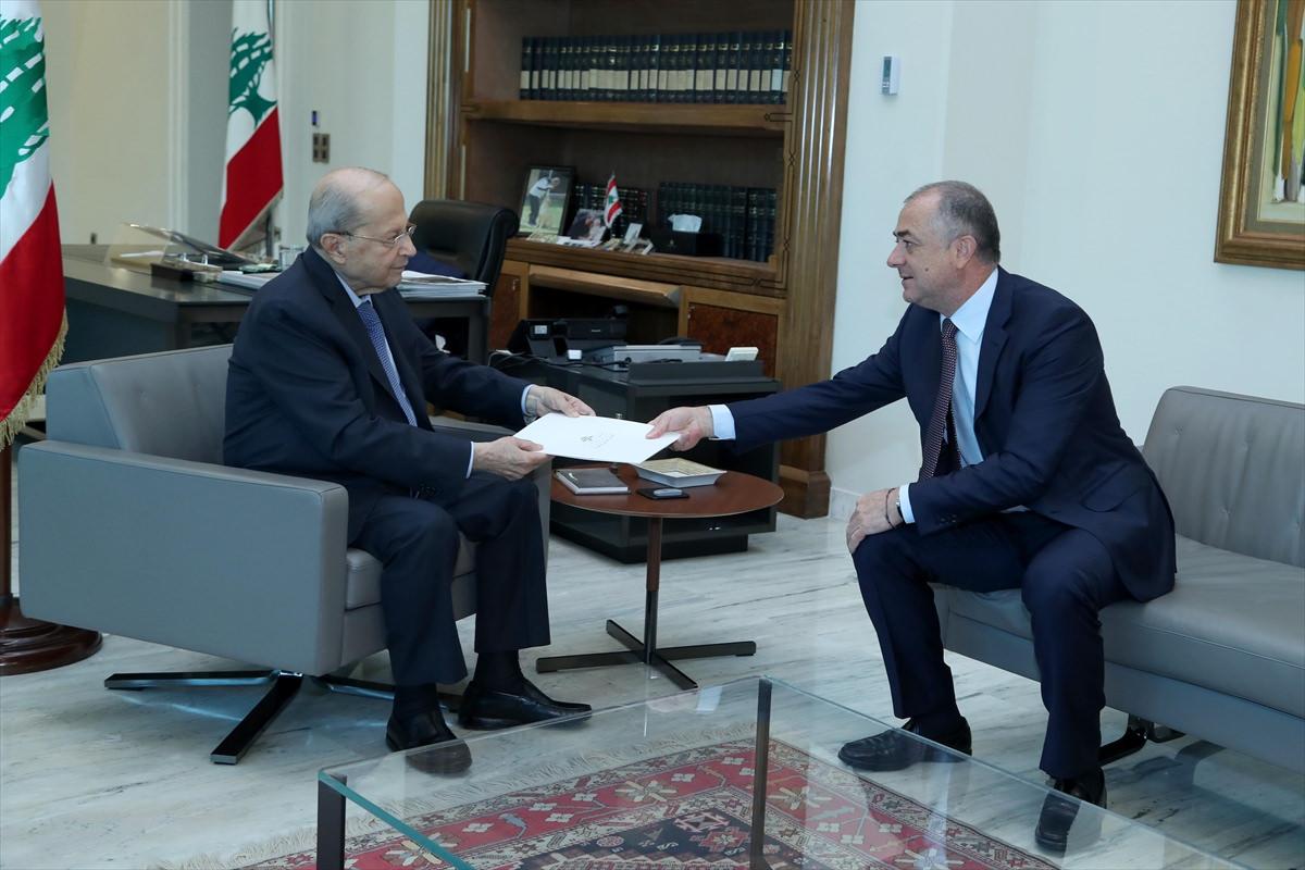 Lübnan Meclis Başkan Yardımcısı İlyas Ebu Saab (sağda), bu sabah Lübnan Cumhurbaşkanı Mişel Avn'a (solda) anlaşma metnini sunmuştu.
