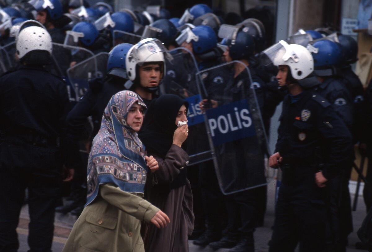 28 Şubat sürecinde polislerin müdahale ettiği başörtülü öğrenciler.