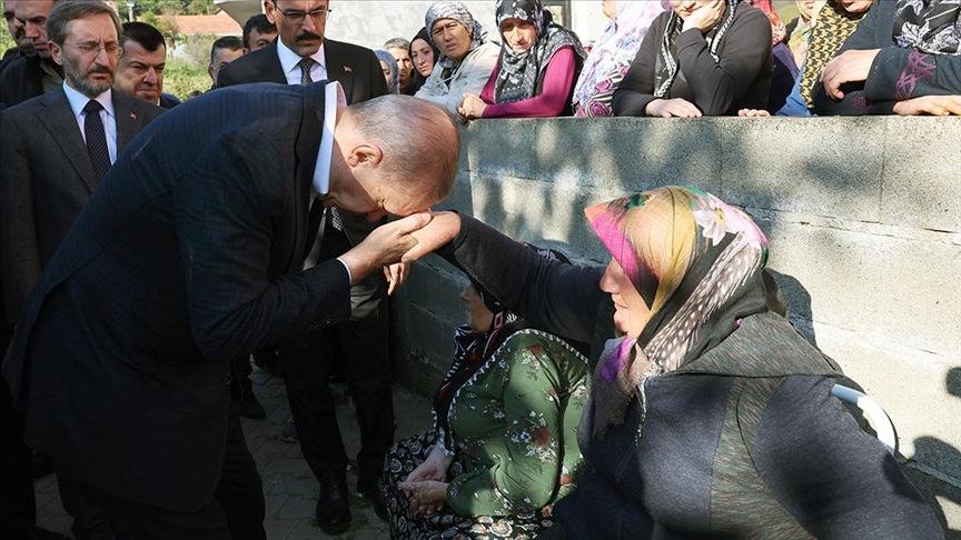Cumhurbaşkanı Erdoğan hayatını kaybeden madenci Selçuk Ayvaz’ın ailesine taziye ziyaretinde bulundu.