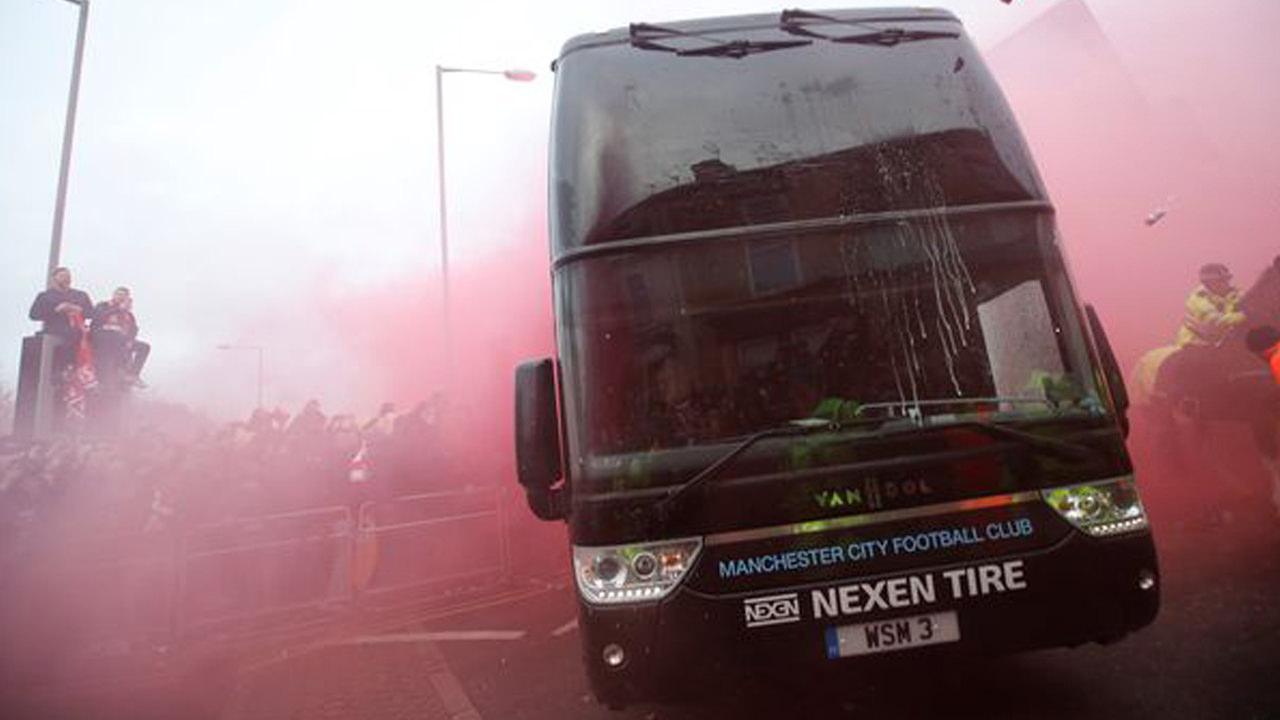 Manchester City aracı Anfield Road önünde saldırıya uğrarken