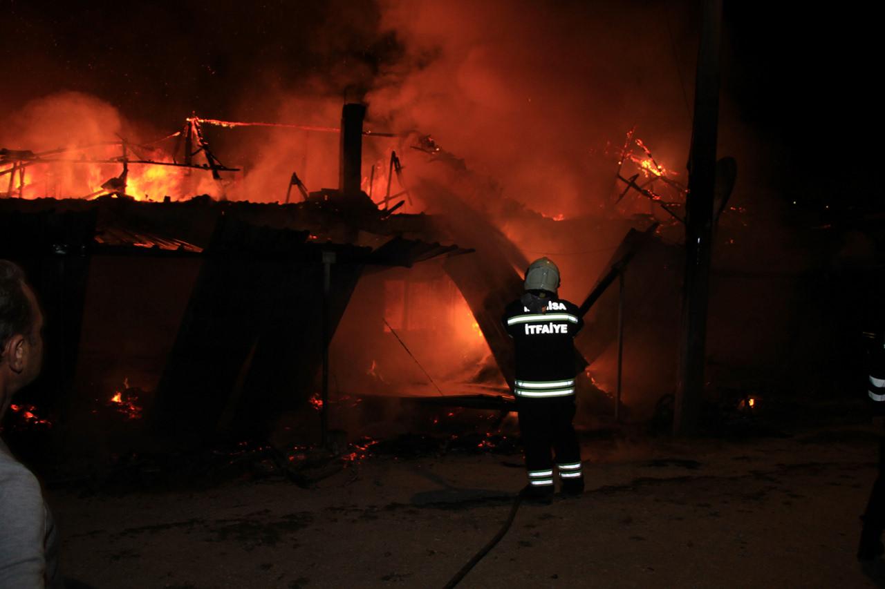 Manisa'da misafirlikteyken evleri yanan iki kardeş