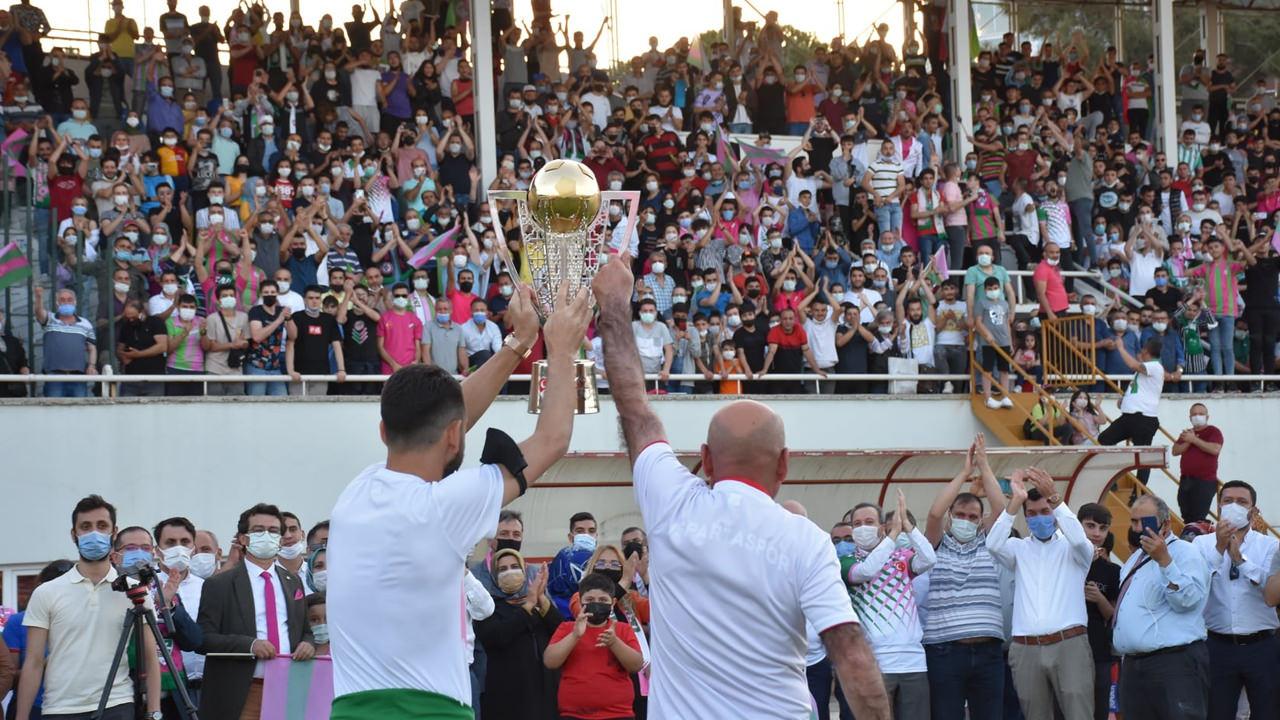 Isparta 32 Spor'un TFF 3. Lig şampiyonluğu esnasında çekilmiş bir fotoğraf