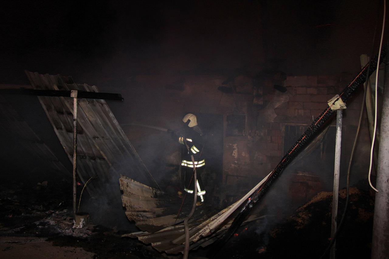 Manisa'da misafirlikteyken evleri yanan iki kardeş