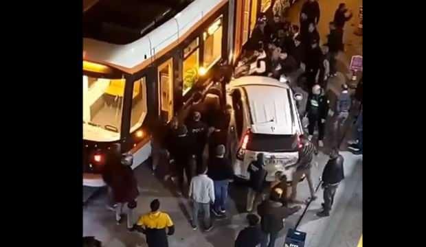 Eskişehir'de motosikletli tramvay ile cipin arasına sıkıştı: Vatandaşlar cipi kaldırdı
