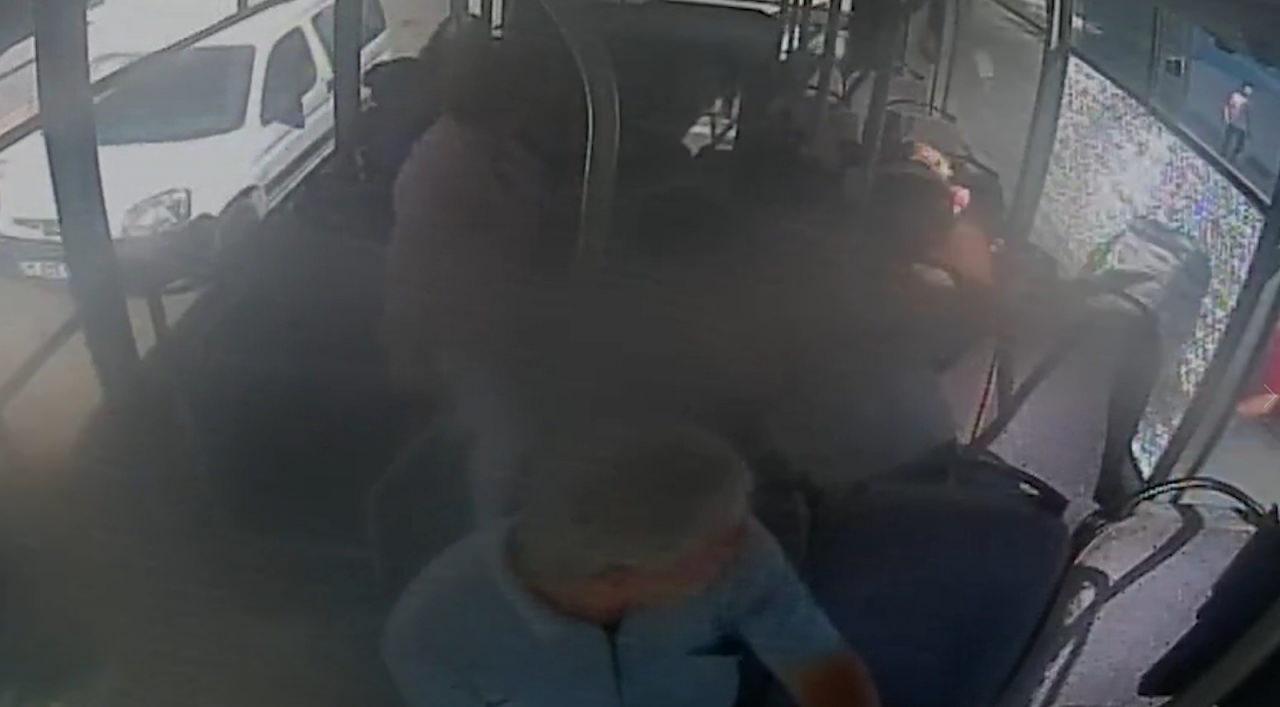 Manisa'da halk otobüsüne çapayla saldırı
