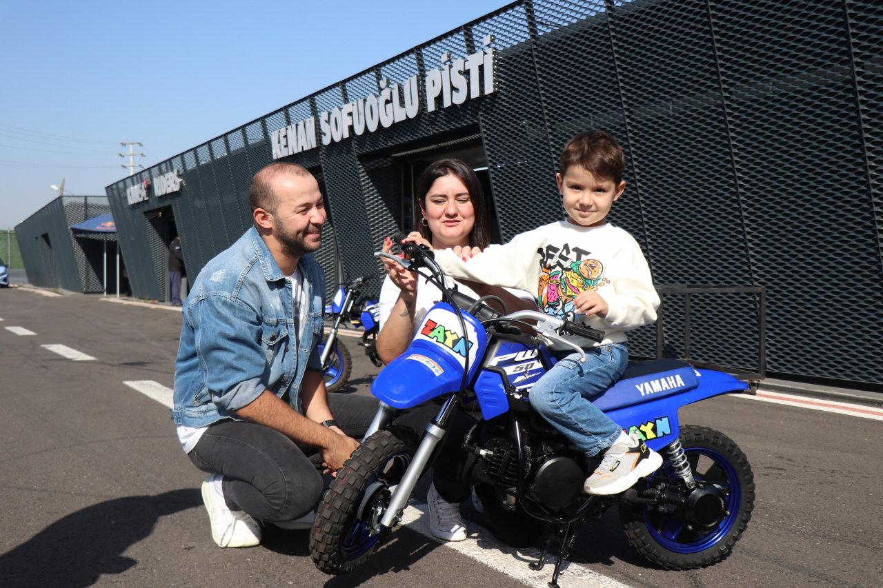AK Parti Milletvekili Kenan Sofuoğlu oğlunun motosikletini hediye etti