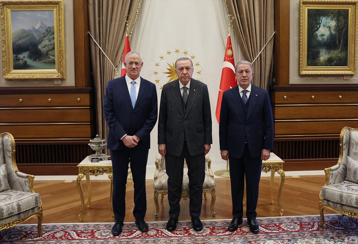 Cumhurbaşkanı Recep Tayyip Erdoğan, Gantz'ı Cumhurbaşkanlığı Külliyesi'nde kabul etti. Kabulde, Akar da yer aldı.