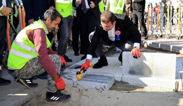 390 milyon lira harcanacak! Ekrem İmamoğlu adının yazılı olduğu kaldırım taşını döşedi