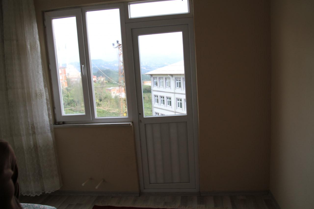 Rize'de balkonu olmayan kapı ve pencereli ev
