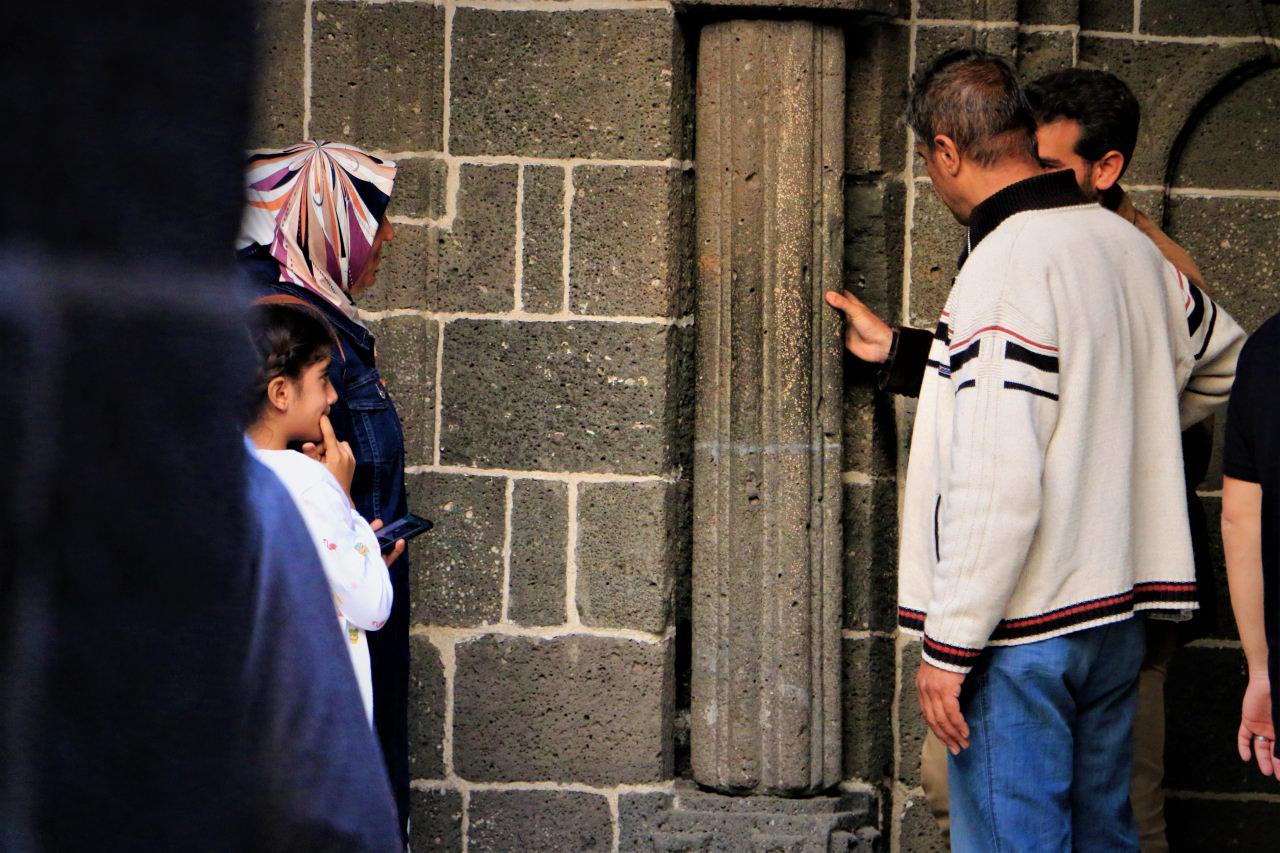 İslam aleminin 5. Harem-i Şerifi Diyarbakır'daki Ulu Cami'de depremin habercisi sütunlar