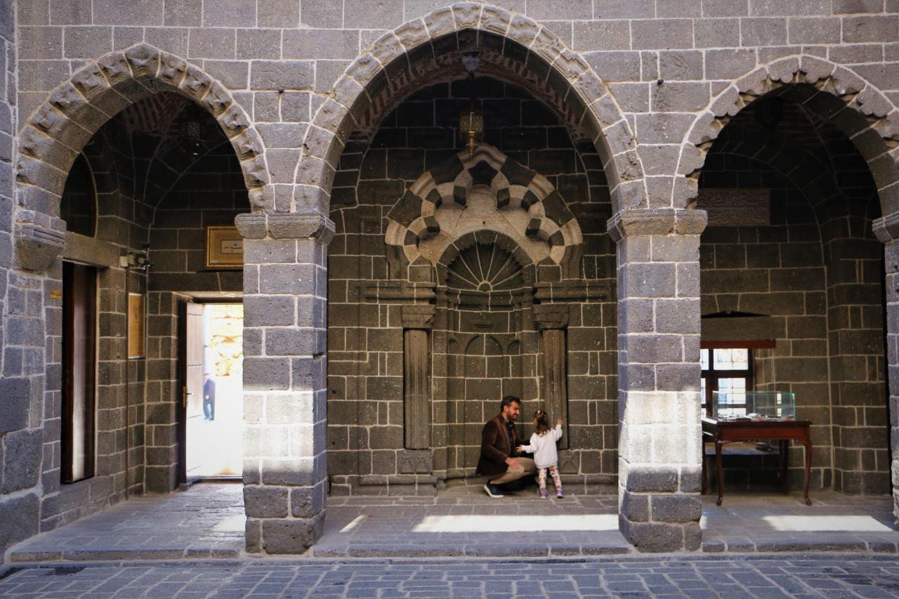 İslam aleminin 5. Harem-i Şerifi Diyarbakır'daki Ulu Cami'de depremin habercisi sütunlar