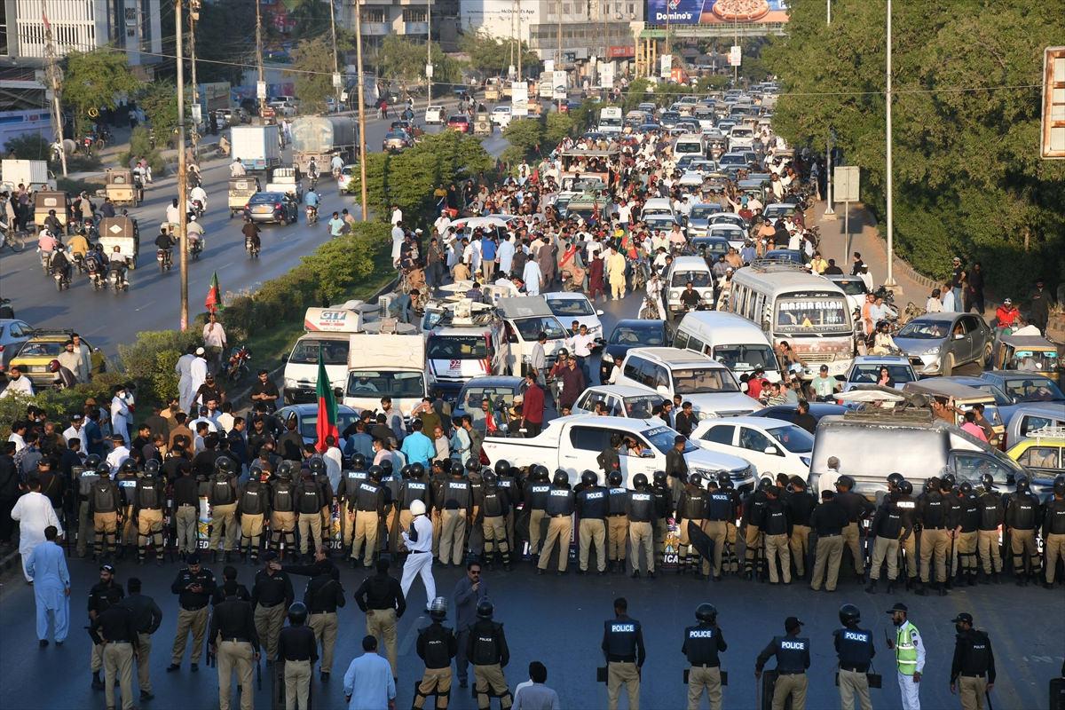 Pakistan'da dün silahlı saldırıda yaralanan eski Başbakan İmran Han'ın liderliğini yaptığı Pakistan Adalet Hareketi (PTI) destekçileri, Karaçi kentinde gösteri düzenledi. Polis, gösterinin yapıldığı bölgede önlem aldı.