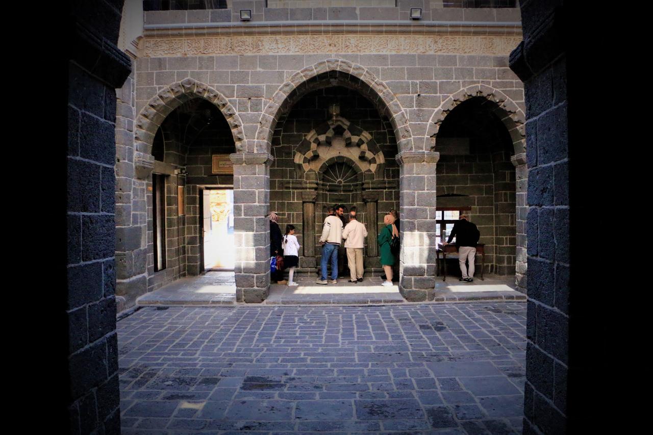 İslam aleminin 5. Harem-i Şerifi Diyarbakır'daki Ulu Cami'de depremin habercisi sütunlar