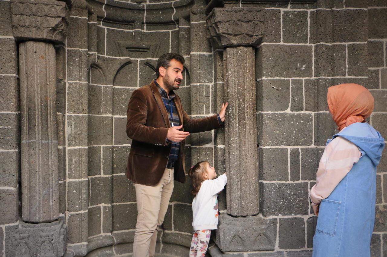 İslam aleminin 5. Harem-i Şerifi Diyarbakır'daki Ulu Cami'de depremin habercisi sütunlar