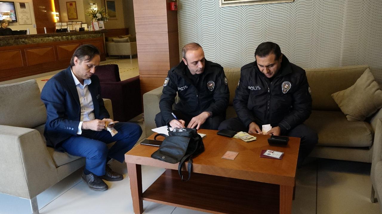 Bursa'da para yüklü çanta bulan otel çalışanı Harun Onur
