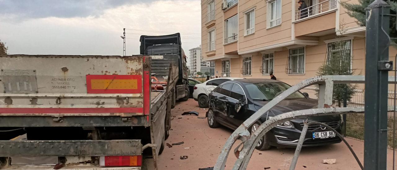 Ankara'da kontrolden çıkan TIR sitenin otoparkına dalıp 8 aracı hurdaya çevirdi