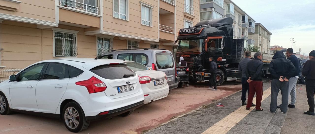 Ankara'da kontrolden çıkan TIR sitenin otoparkına dalıp 8 aracı hurdaya çevirdi