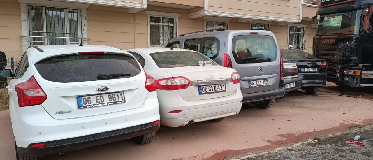 Ankara'da kontrolden çıkan TIR sitenin otoparkına dalıp 8 aracı hurdaya çevirdi
