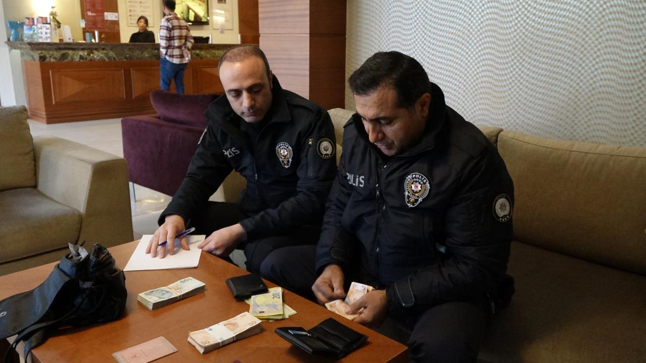 Bursa'da para yüklü çanta bulan otel çalışanı Harun Onur