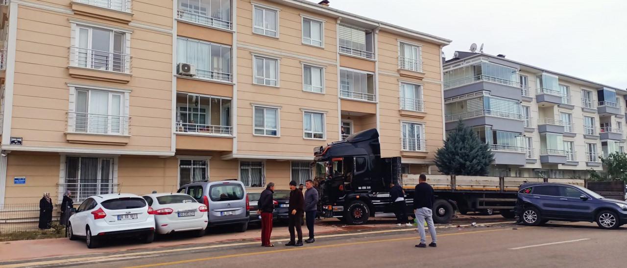 Ankara'da kontrolden çıkan TIR sitenin otoparkına dalıp 8 aracı hurdaya çevirdi