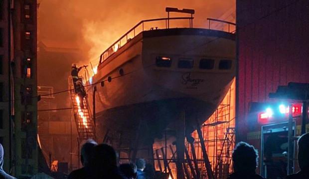 Milyon dolar değerindeydi! 33 metrelik dev tekne alev alev yanarak kül oldu
