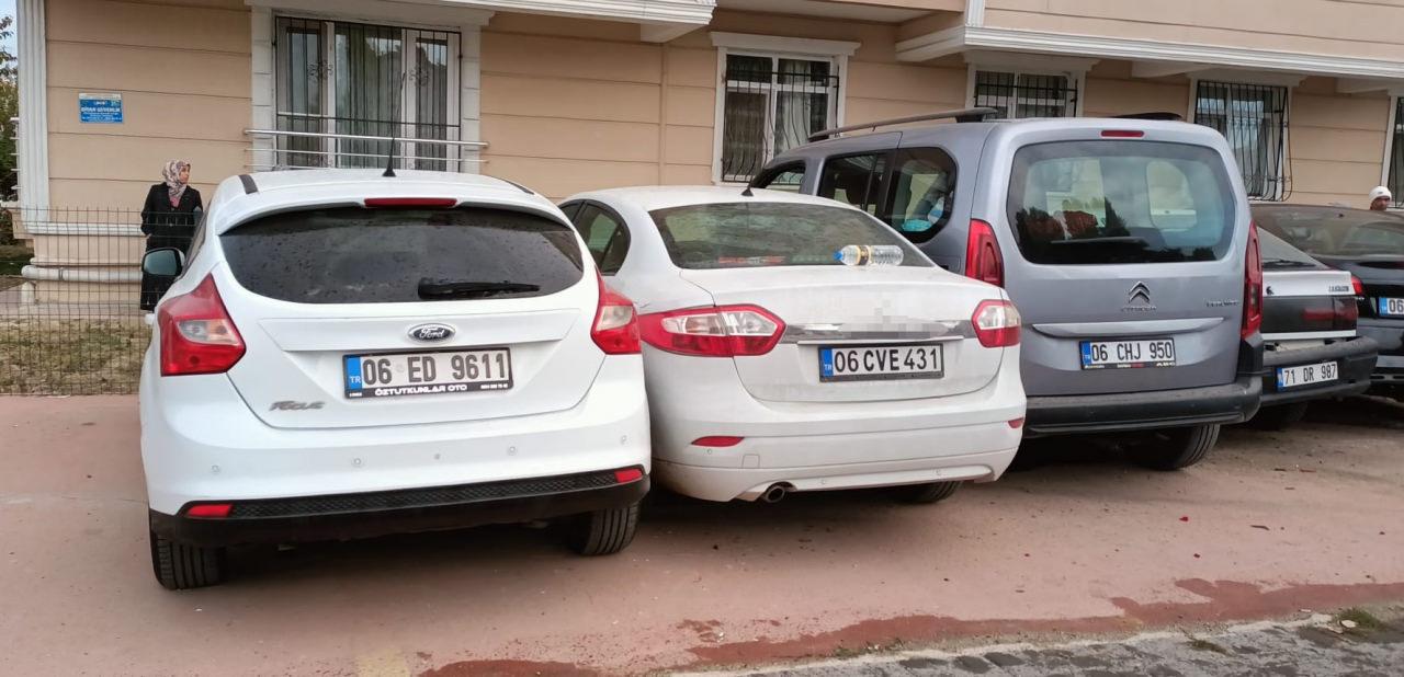 Ankara'da kontrolden çıkan TIR sitenin otoparkına dalıp 8 aracı hurdaya çevirdi