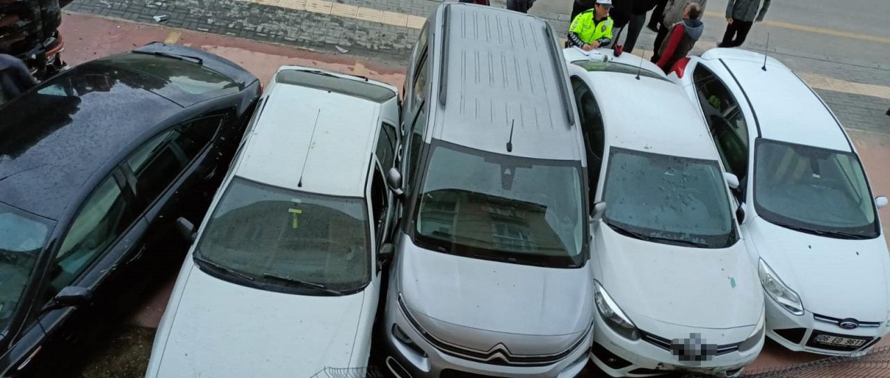 Ankara'da kontrolden çıkan TIR sitenin otoparkına dalıp 8 aracı hurdaya çevirdi