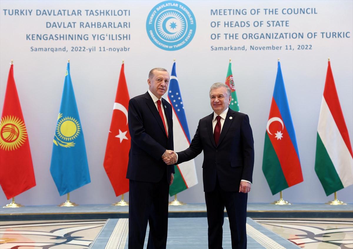 Erdoğan'ı, Mirziyoyev karşıladı.