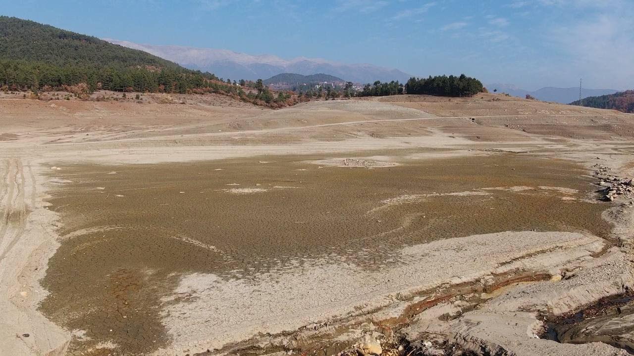 Bursa'da tamamen kuruyan Nilüfer Barajı