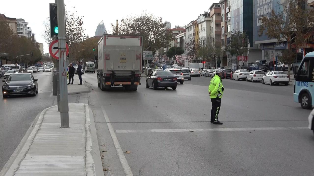 İstanbul Ataşehir'de kamyonun altında kalan yaşlı adam