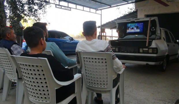 Aracına kurduğu sistemle g&ouml;renleri hayrete d&uuml;ş&uuml;r&uuml;yor