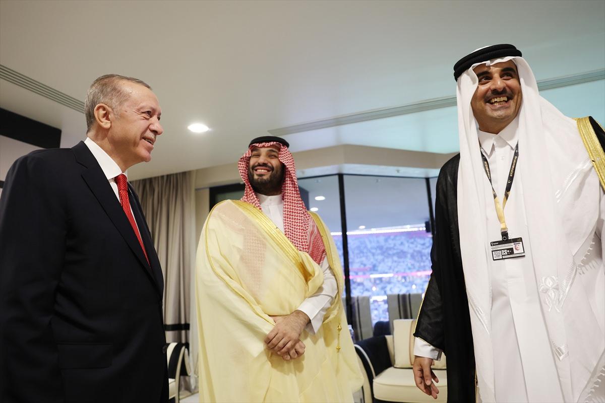 Cumhurbaşkanı Recep Tayyip Erdoğan, Katar Emiri Şeyh Temim bin Hamed Al Sani'nin davetine icabetle, Katar'da düzenlenen 2022 FIFA Dünya Kupası'nın açılışı dolayısıyla liderlere verilen resepsiyona katıldı. Cumhurbaşkanı Erdoğan, Suudi Arabistan Veliaht Prensi Muhammed bin Salman ile sohbet etti.