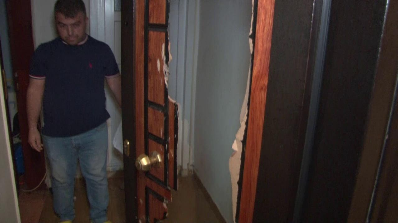 İstanbul Bağcılar'da ev sahibi kiracısının kapısını balyozla kırdı