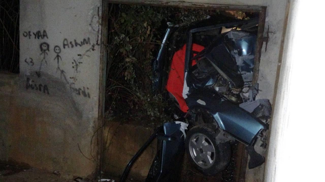 Antalya'da su terfi duvarına çarpan liseli gençlerin kazası