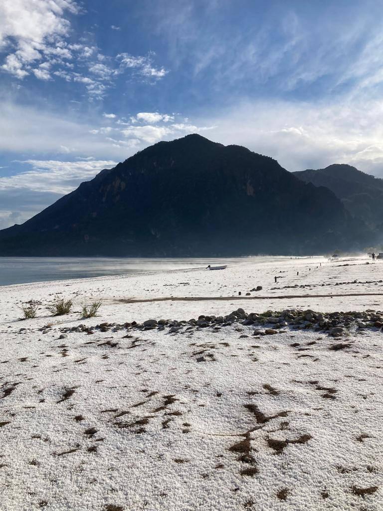 Antalya'daki dünyaca ünlü Çıralı ve Olympos sahilleri dolu yağışıyla beyaza büründü