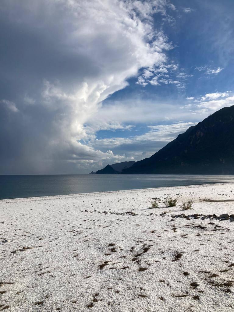 Antalya'daki dünyaca ünlü Çıralı ve Olympos sahilleri dolu yağışıyla beyaza büründü