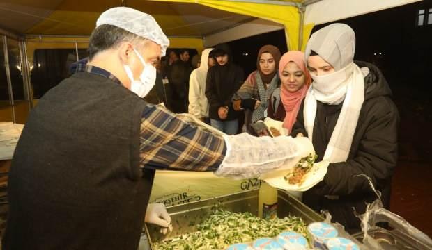 Gaziantep Büyükşehir, sınav döneminde öğrencilere yemek ikram etti 
