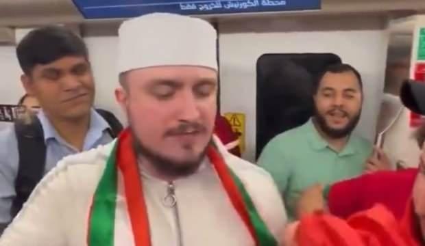 Hafız Seferagi&ccedil; Faslı taraftarları kırmadı ve metroda Kur'an ziyafeti sundu