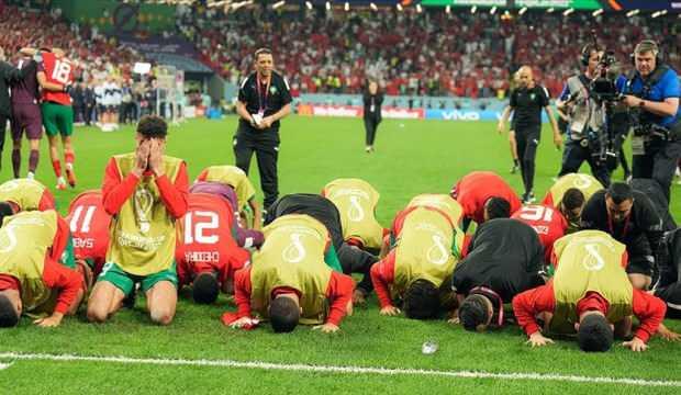 Faslı futbolculardan ş&uuml;k&uuml;r secdesi